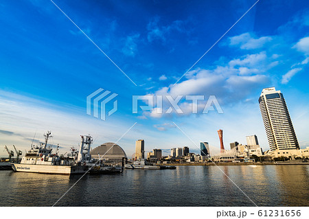 朝の神戸港と第五管海保小型巡視艇 61231656