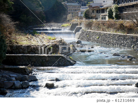 新年湯本散歩　早川の流れ　この場所から川幅が急に広くなる 61231669