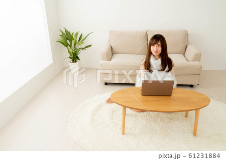 座っている女性 61231884