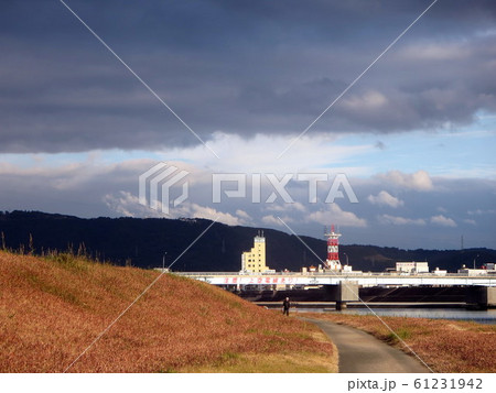 川のある街の風景(薩摩川内市を流れる川内川） 61231942