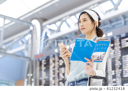 空港 旅行 女性 ガイドブック 空港 旅行 女性 ガイドブック 61232418