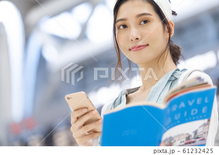 空港　旅行　女性　ガイドブック 61232425