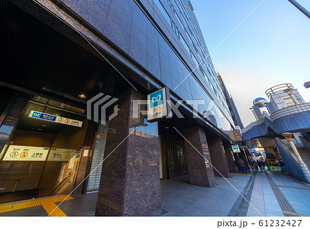 日本の東京都市景観　東京メトロ　上野駅（出入口）やモニメントの球体に映る上野駅前などを望む 61232427