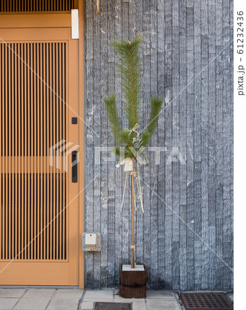 玄関の松飾りの写真素材
