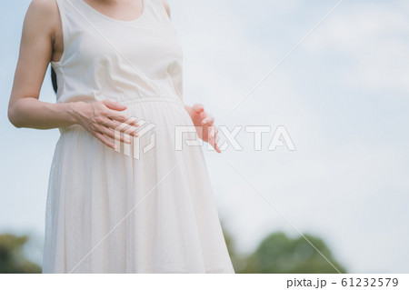 pregnant woman 61232579