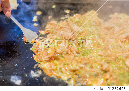 東京下町名物 もんじゃ焼きの焼き方 楽しみ方 マニュアル用写真 もんじゃ焼きを楽しむミドル女性 61232663