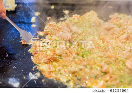 東京下町名物 もんじゃ焼きの焼き方 楽しみ方 マニュアル用写真 もんじゃ焼きを楽しむミドル女性 61232664