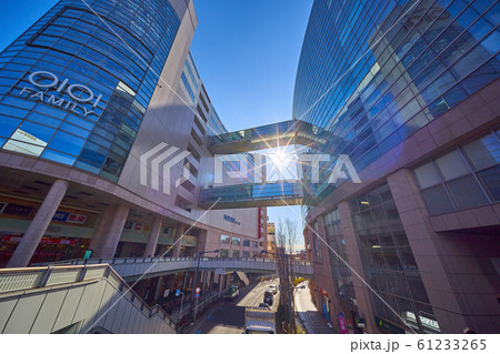 神奈川県川崎市武蔵溝ノ口1丁目のビルの谷間に昇る太陽 61233265