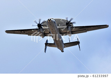 アメリカ海軍のE-2C警戒管制機 61233997