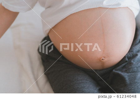 pregnant woman 61234048