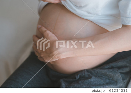 pregnant woman 61234051