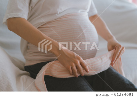 pregnant woman 61234091