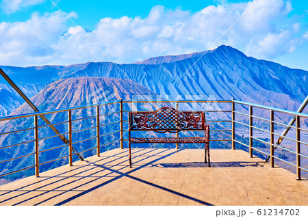 インドネシア　ブロモ山(Mount Bromo)　セルニ展望台のベンチ 61234702
