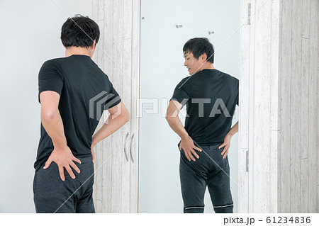 鏡の前でボディチェックする男性 鏡の前でボディチェックする男性 61234836