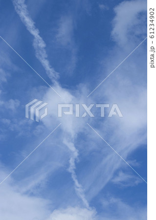 青空と白い雲 青空と白い雲 61234902