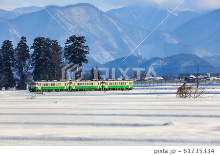 只見線の列車　冬　福島県会津美里町 61235334