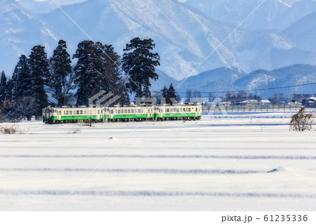 只見線の列車　冬　福島県会津美里町 61235336