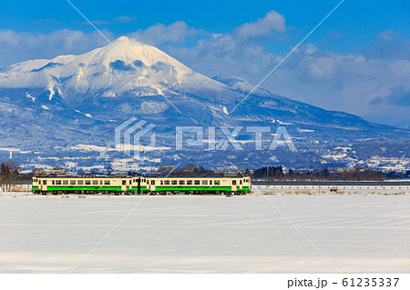 只見線の列車　冬　福島県会津美里町 61235337