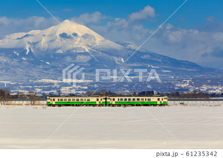 只見線の列車　冬　福島県会津美里町 61235342