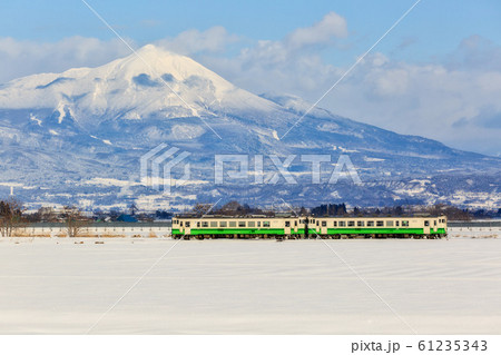 只見線の列車 冬 福島県会津美里町 只見線の列車 冬 福島県会津美里町 61235343