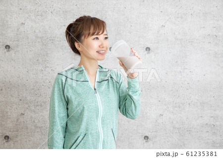 プロテインを飲む女性 プロテインを飲む女性 61235381