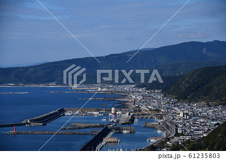 室戸岬漁港と室戸の街並み 室戸岬漁港と室戸の街並み 61235803