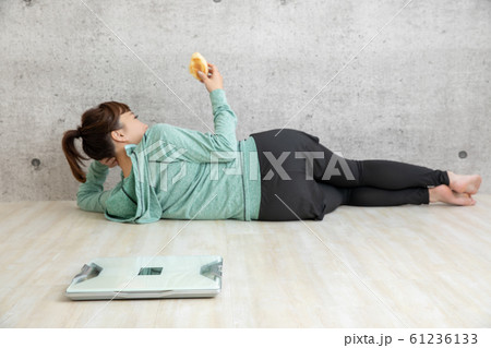 ダイエットをサボる女性 61236133