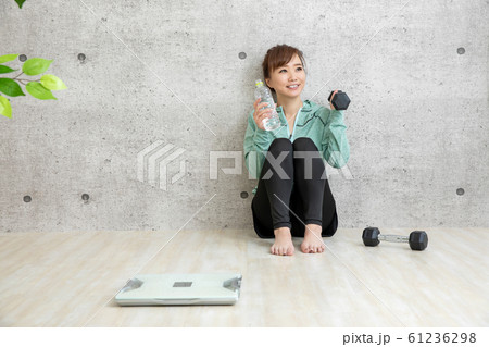ダイエットする女性 61236298