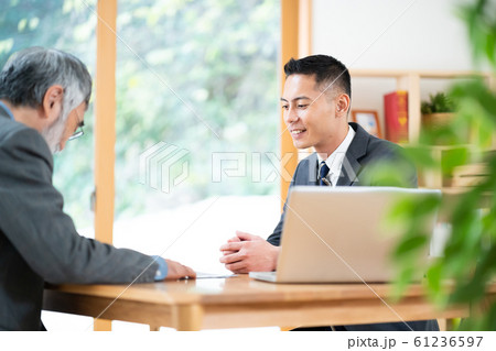 ビジネスマンとシニア　リフォーム相談　工務店　建設会社 61236597