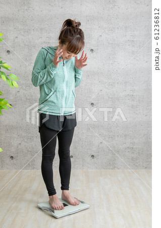 ダイエットに悩む女性 61236812