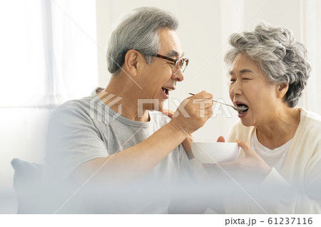 韓国人 高齢者 老人 61237116