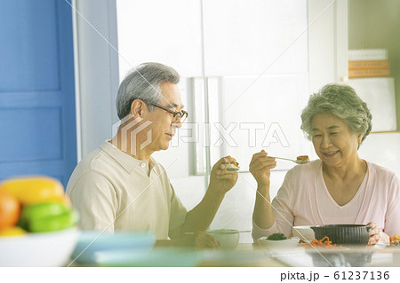 韓国人 高齢者 老人 61237136