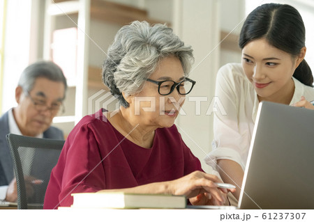 韓国人 女性 女の写真素材