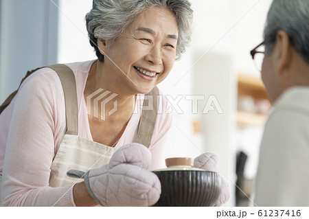 韓国人 女性 女の写真素材