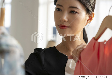 韓国人 若い女性 店員 61237510