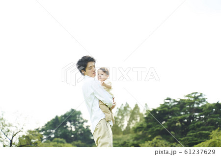 若いお父さん 61237629