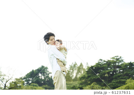 若いお父さん 61237631