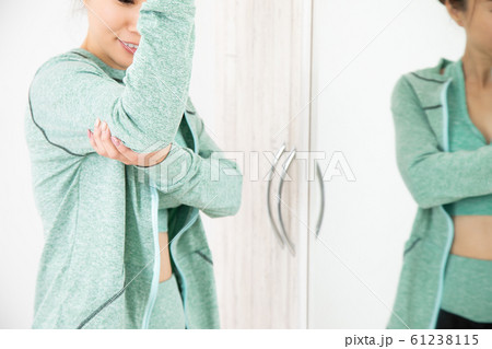 鏡でボディチェックする女性 鏡でボディチェックする女性 61238115