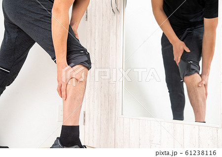 鏡の前でボディチェックする男性 鏡の前でボディチェックする男性 61238116