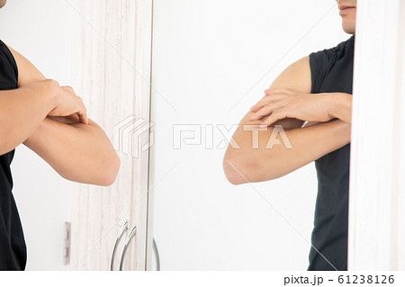 鏡の前でボディチェックする男性 61238126