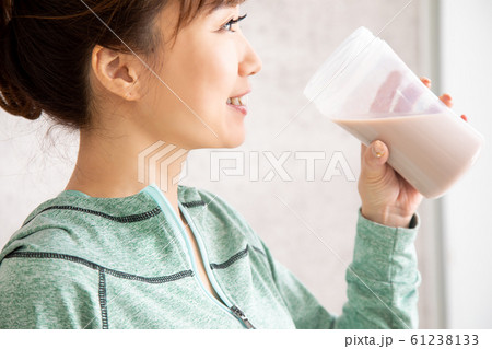 プロテインを飲む女性 61238133