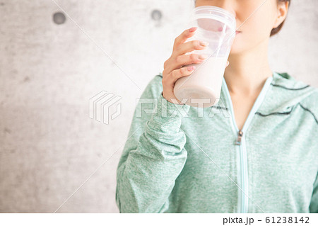 プロテインを飲む女性 プロテインを飲む女性 61238142