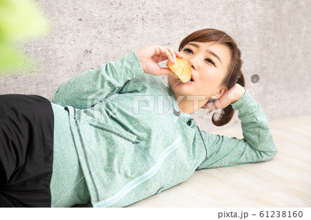 ダイエットしても続かない女性 ダイエットしても続かない女性 61238160