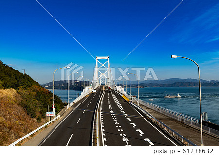 快晴の神戸淡路鳴門自動車道大鳴門橋 61238632