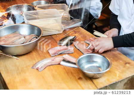 鰻を串に刺す 鰻を串に刺す 61239213