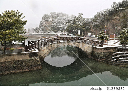 雪の和歌浦不老橋　 61239882