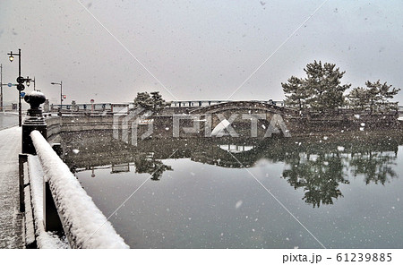雪の和歌浦　不老橋 61239885