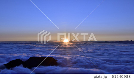 雲海から現れたご来光:北アルプスの燕岳から 雲海から現れたご来光:北アルプスの燕岳から 61240988
