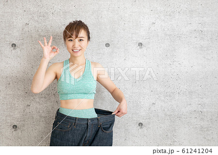 スポーツウェアを着た女性 61241204