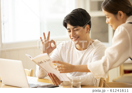 カフェで仕事をする男性 61241611
